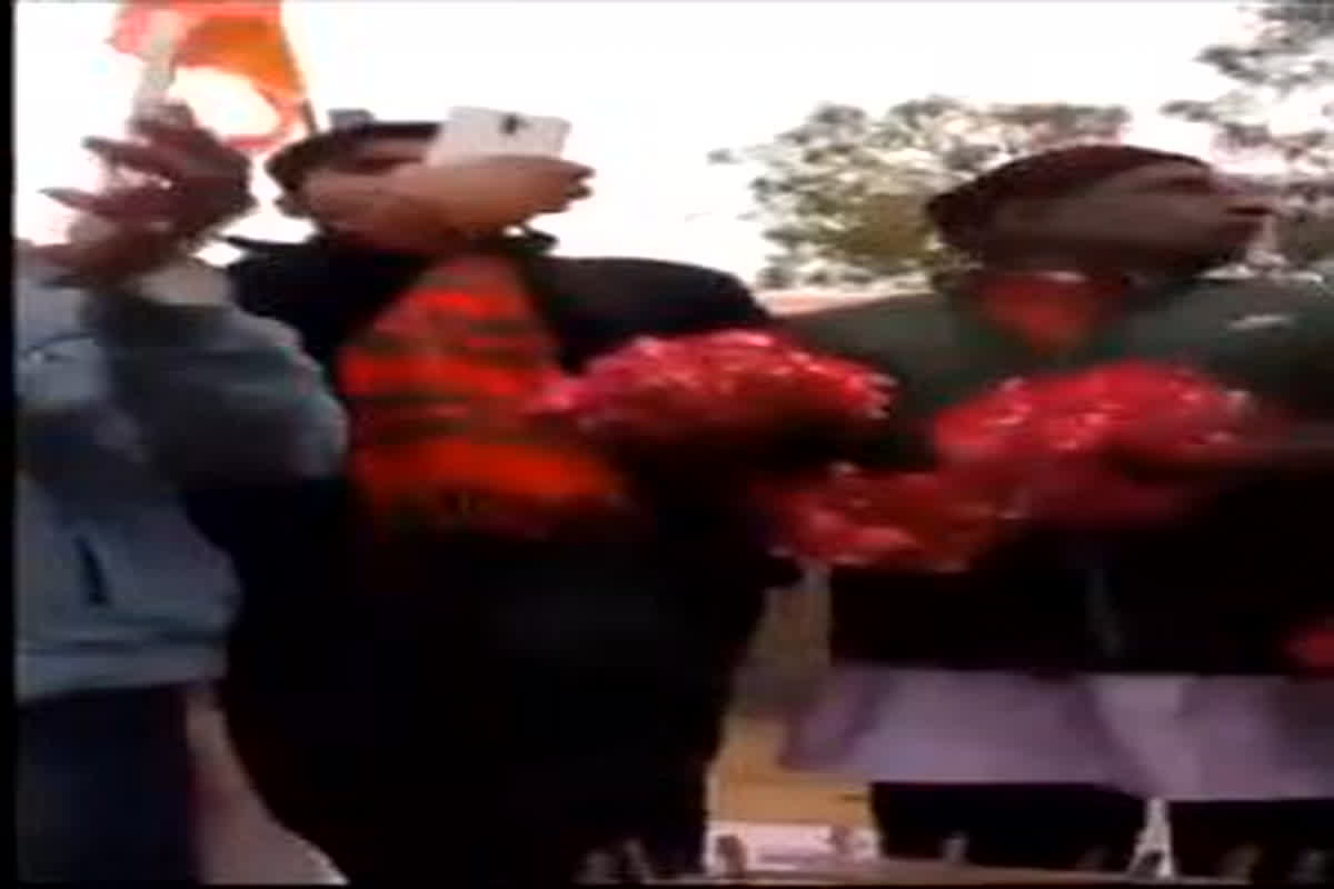 PM Modi in Ayodhya: पीएम मोदी के काफिले पर बाबरी केस के पक्षकार इकबाल अंसारी ने की फूलों की बारिश, वायरल हुआ वीडियो