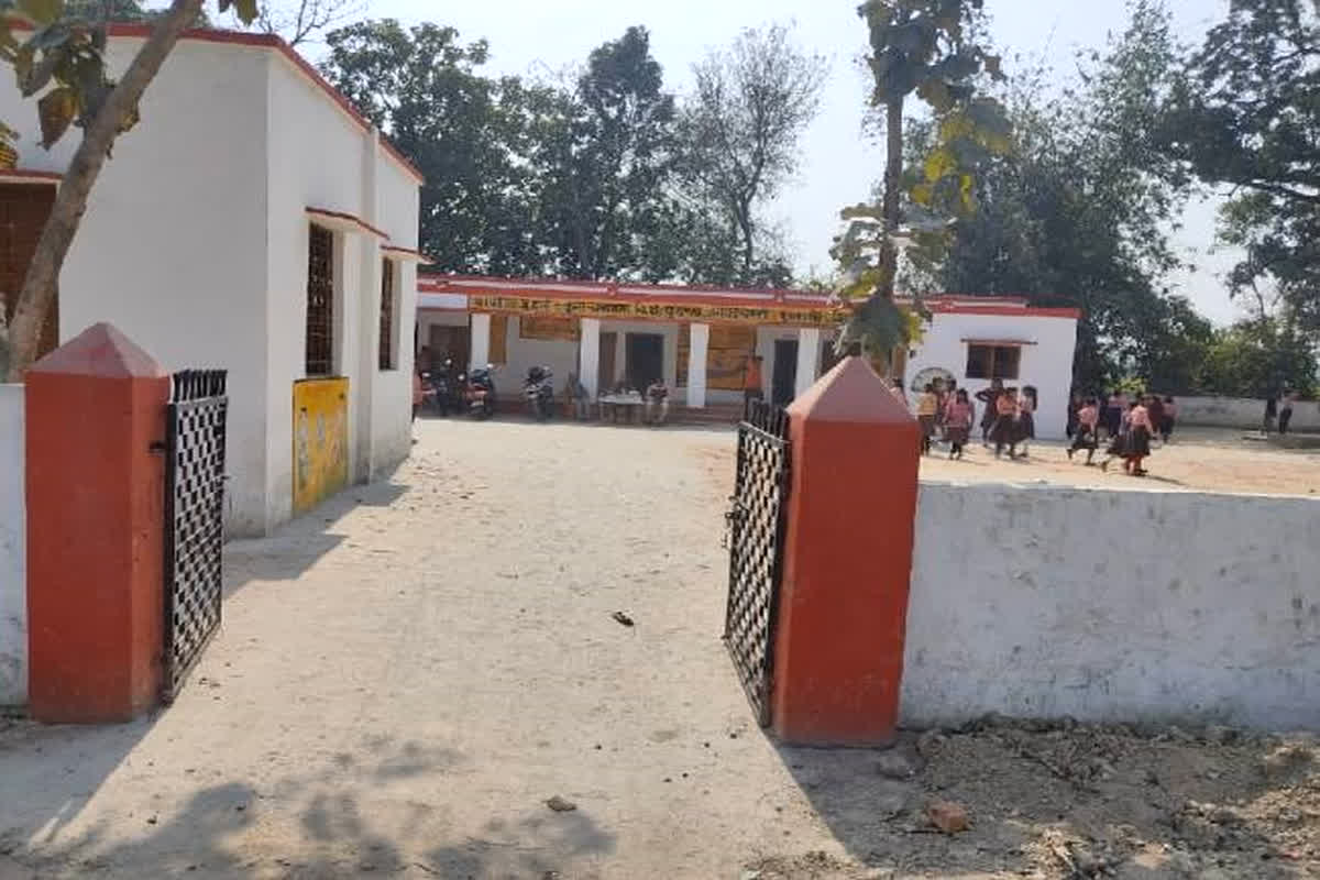 Basti Government School: सरकारी स्कूल में प्रिंसिपल, शिक्षक और कर्मचारी मिलकर करते थे ऐसा काम, खुलासा होने पर DIOS ने रोकी सैलरी