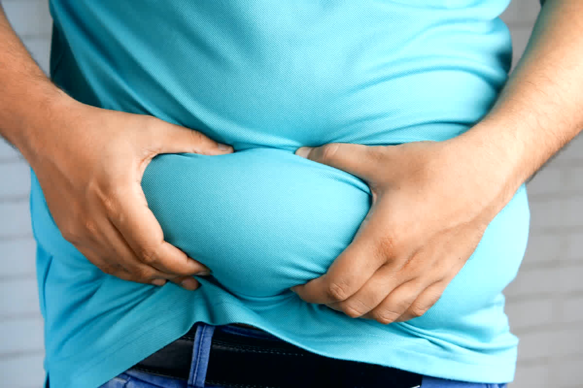 Health Tips: लटकती हुई तोंद गायब करने के लिए रोजाना पिएं ये पानी, कुछ दिन में ही दिखेगा असर