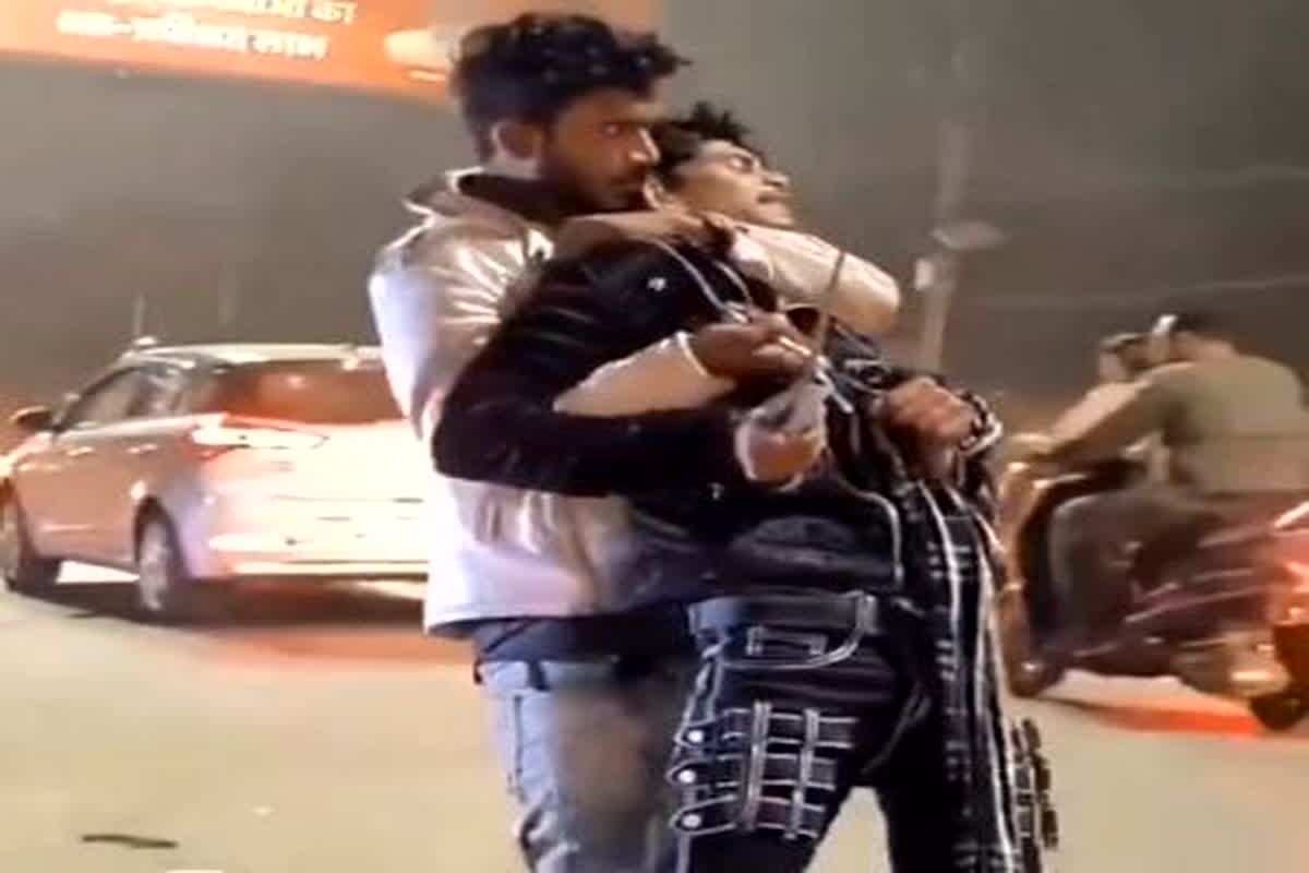 Bhopal News: बदमाशों के हौंसले हुए बुलंद, धारदार हथियार लिए सड़कों पर नजर आए बदमाश, वीडियो हुआ वायरल