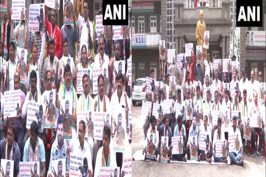 Security Breach Update in Lok Sabha : लोकसभा में हुई घटना के लिए बीजेपी सांसद जिम्मेदार..! कांग्रेस ने किया विरोध प्रदर्शन, हाथों में पोस्टर्स लेकर की नारेबाजी