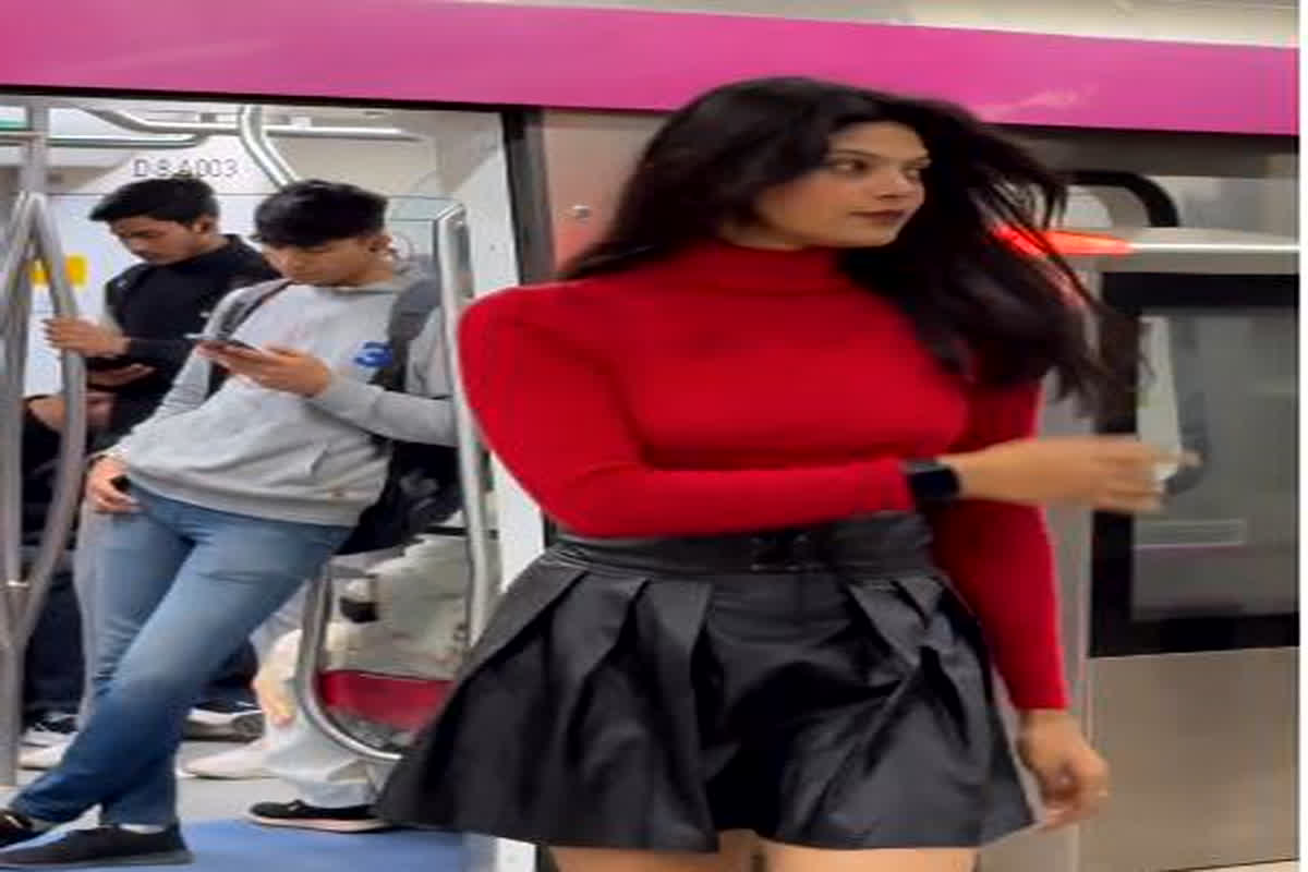 Delhi Metro Girl Viral Video: दिल्ली मेट्रो प्लेटफॉर्म में लड़की ने कर दी ऐसी हरकत, वीडियो देख भड़के यूजर्स Delhi Metro Girl Viral Video: दिल्ली मेट्रो प्लेटफॉर्म में लड़की ने कर दी ऐसी हरकत, वीडियो देख भड़के यूजर्स