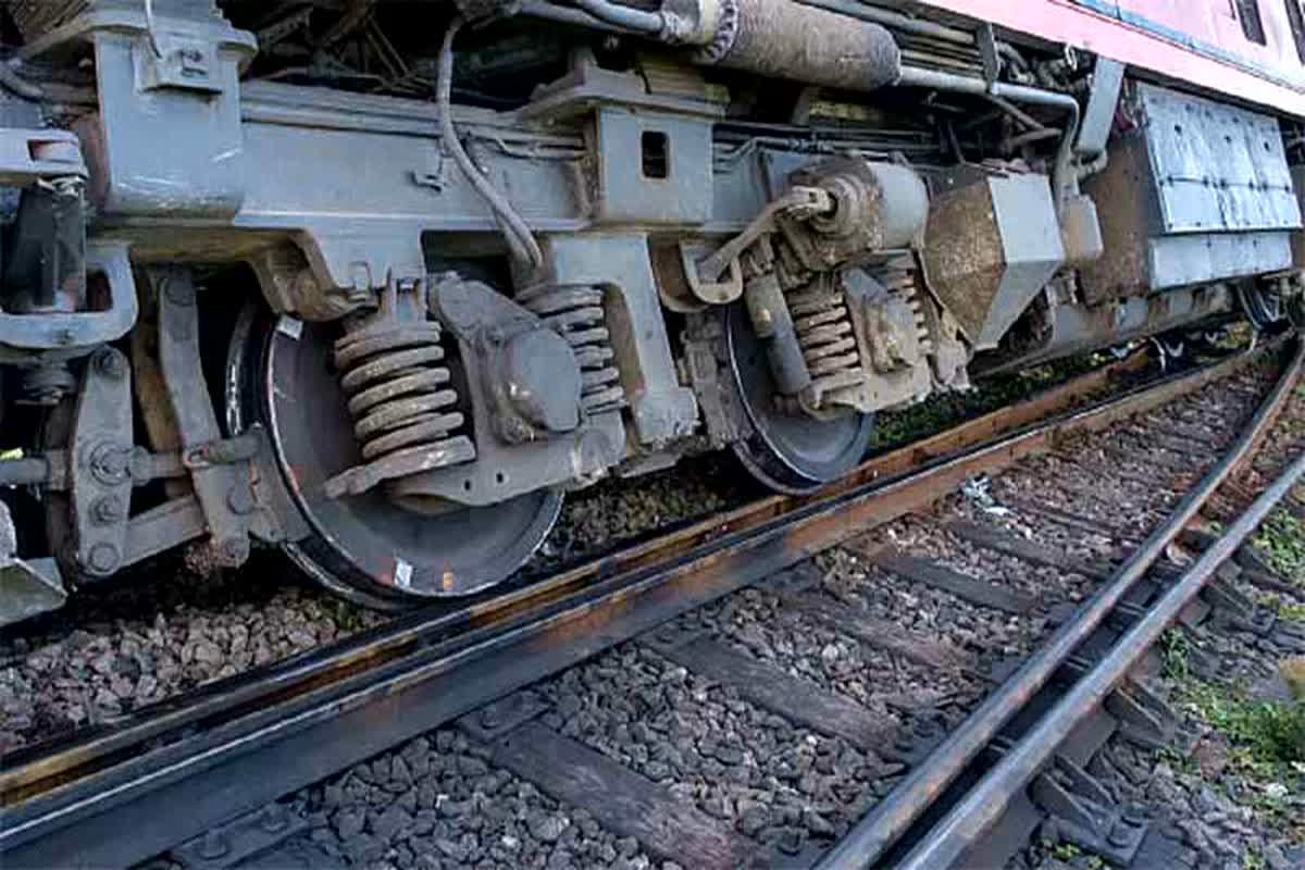 Shahdol Rail Accident: बड़ा रेल हादसा..! तीसरे लाइन में एंट्री के दौरान पटरी से उतरी 6 बोगियां, यात्री ट्रेन प्रभावित