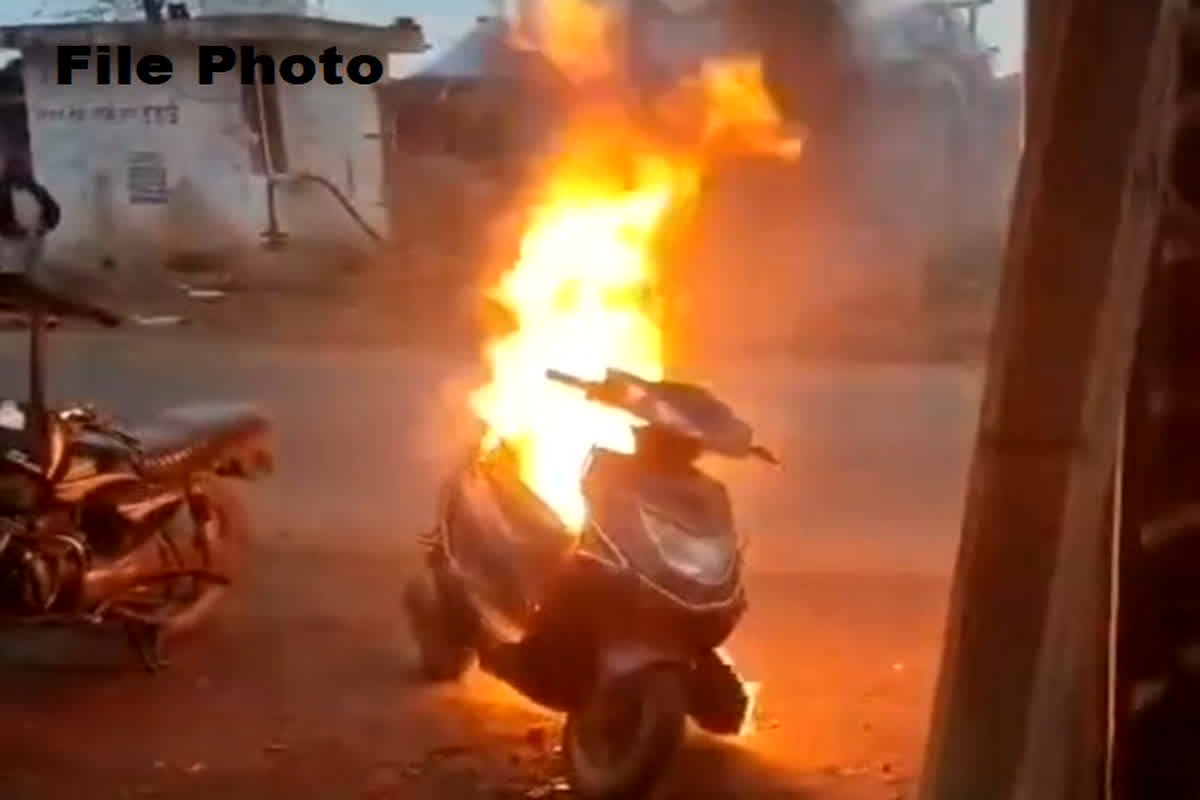 Jashpur News: बदमाशों के हौसले बुलंद, खड़ी स्कूटी को किया आगजनी, कारण अज्ञात