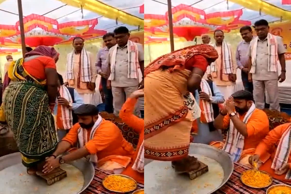 Religion Conversion in Jashpur: क्रिसमस के दिन सैकड़ों लोगों ने हिंदू धर्म में की घर वापसी, भाजपा नेता प्रबल प्रताप सिंह जूदेव ने पैर धोकर किया स्वागत