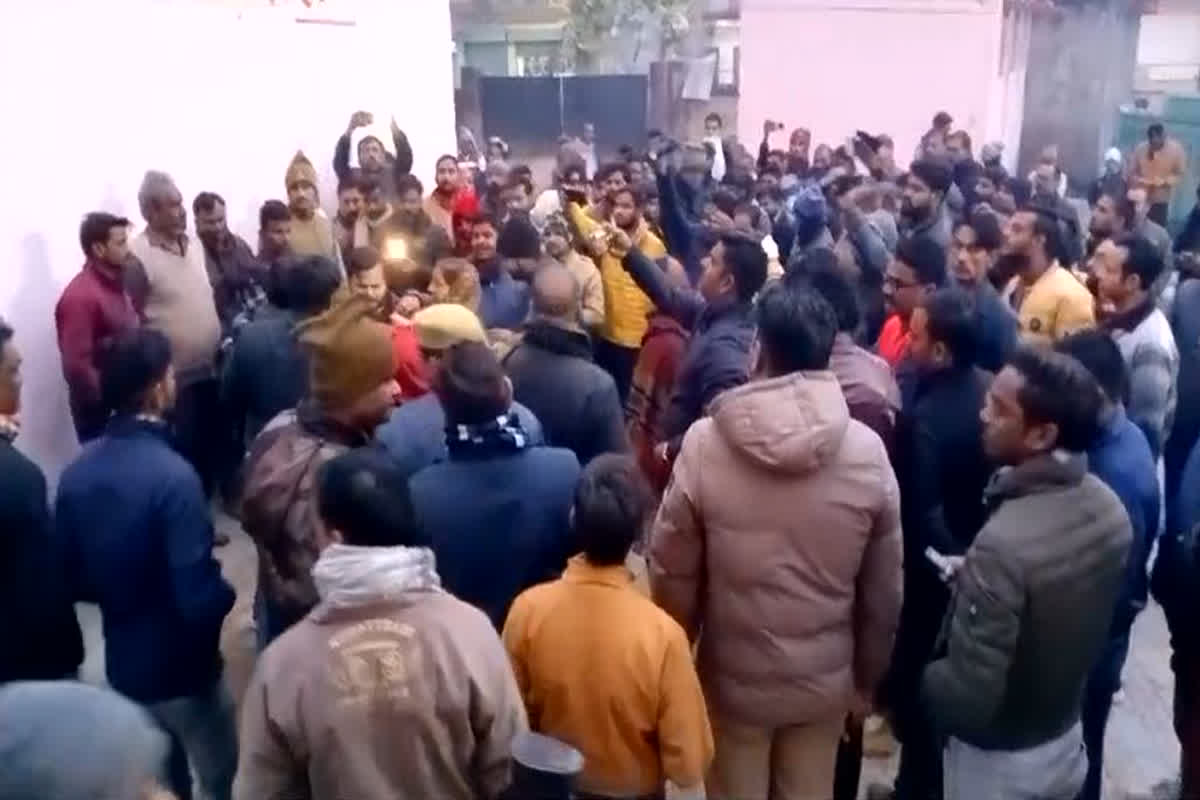 Ex. MLA Brother Shot Himself: पूर्व विधायक के भाई ने खुद को मारी गोली, मौके पर मौत, भारी संख्या में पुलिस बल मौजूद