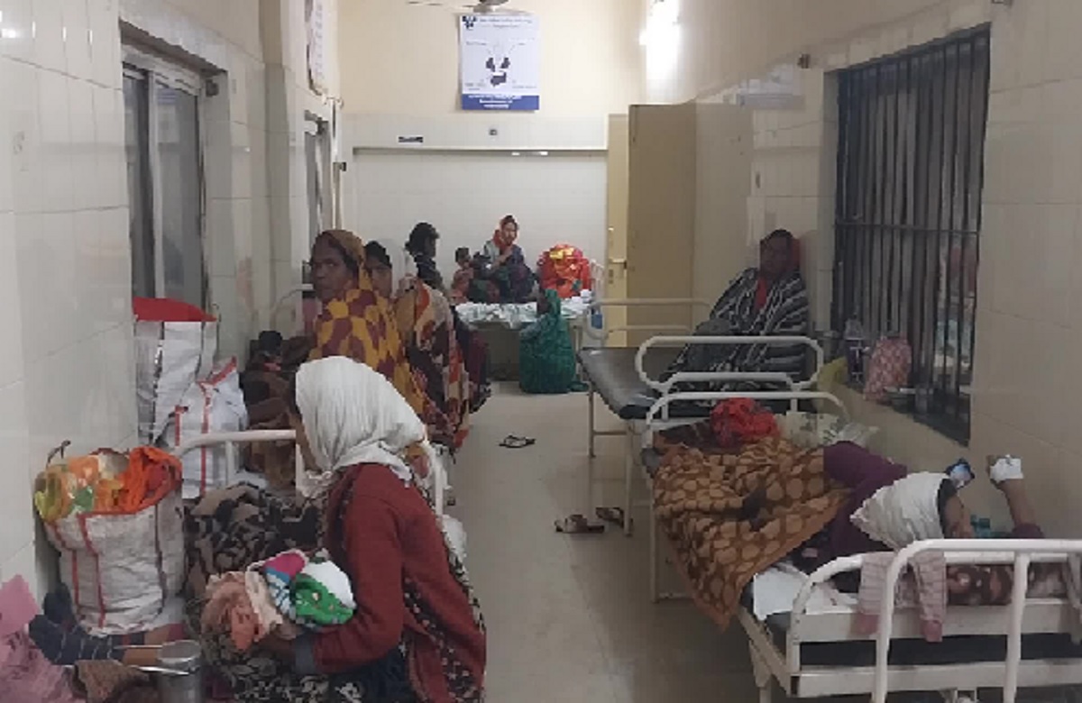 Harda News: शासकीय अस्पताल में चरमराई स्वास्थ्य व्यवस्था, कड़कड़ाती ठंड में खाली बोरियों का सहारा लेने मजबूर हुए मरीज