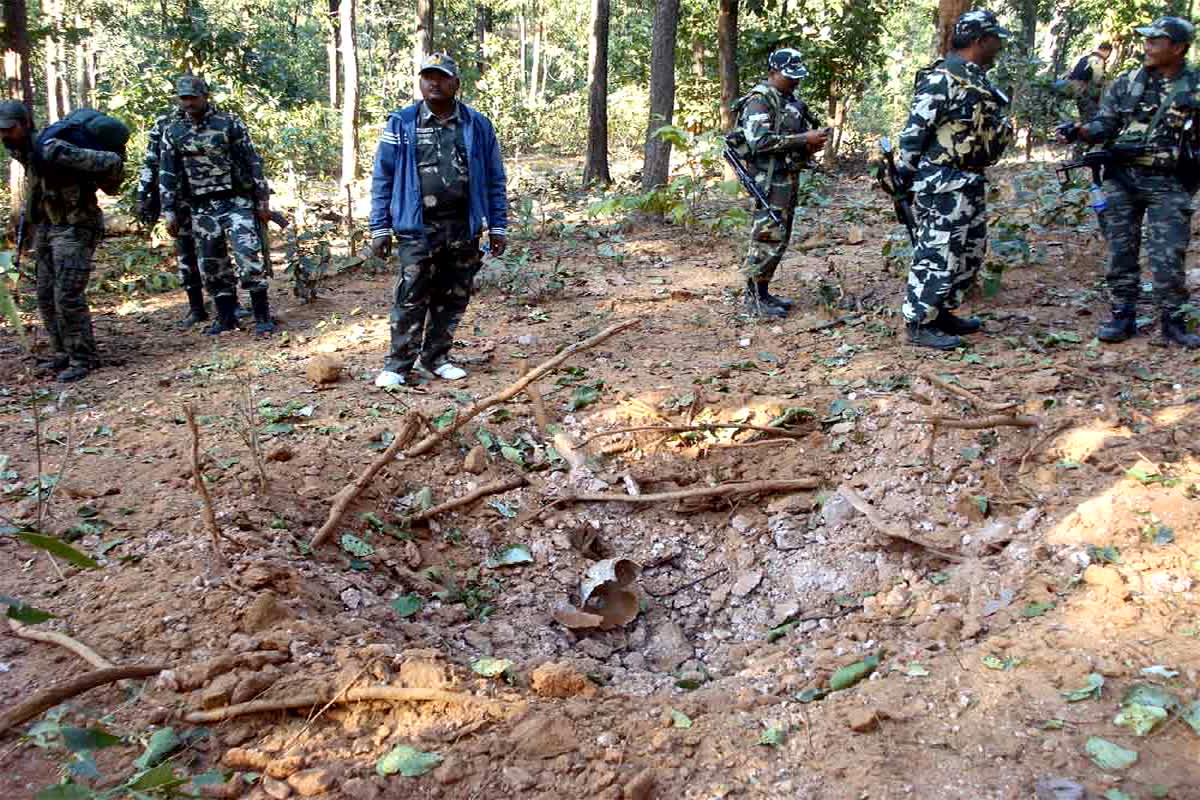 IED blast in Dantewada: नक्सलियों की PLGA वर्षगांठ का पहला दिन आज, आईईडी की चपेट में आने से घायल हुए CRPF के दो जवान 