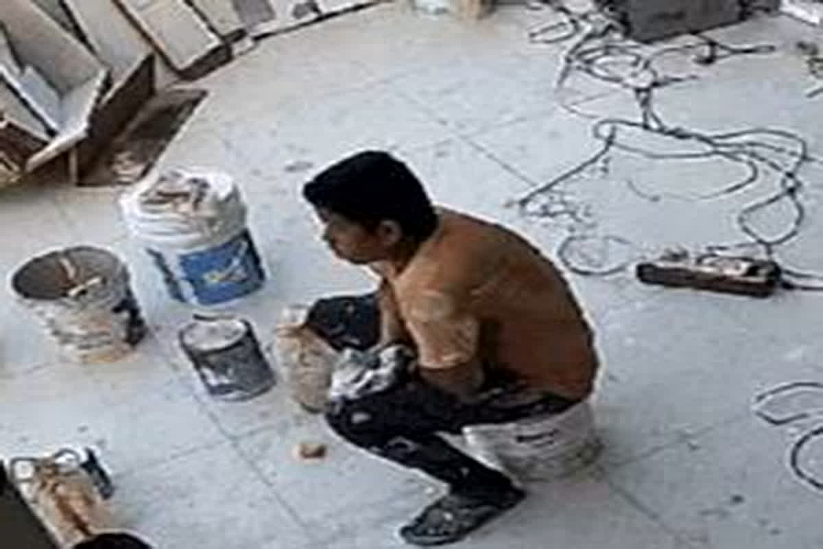 Indore News: मौत ने चुपके से दी दस्तक, काम के दौरान मजदूर को आया साइलेंट अटैक, CCTV कैमरे में कैद हुई घटना