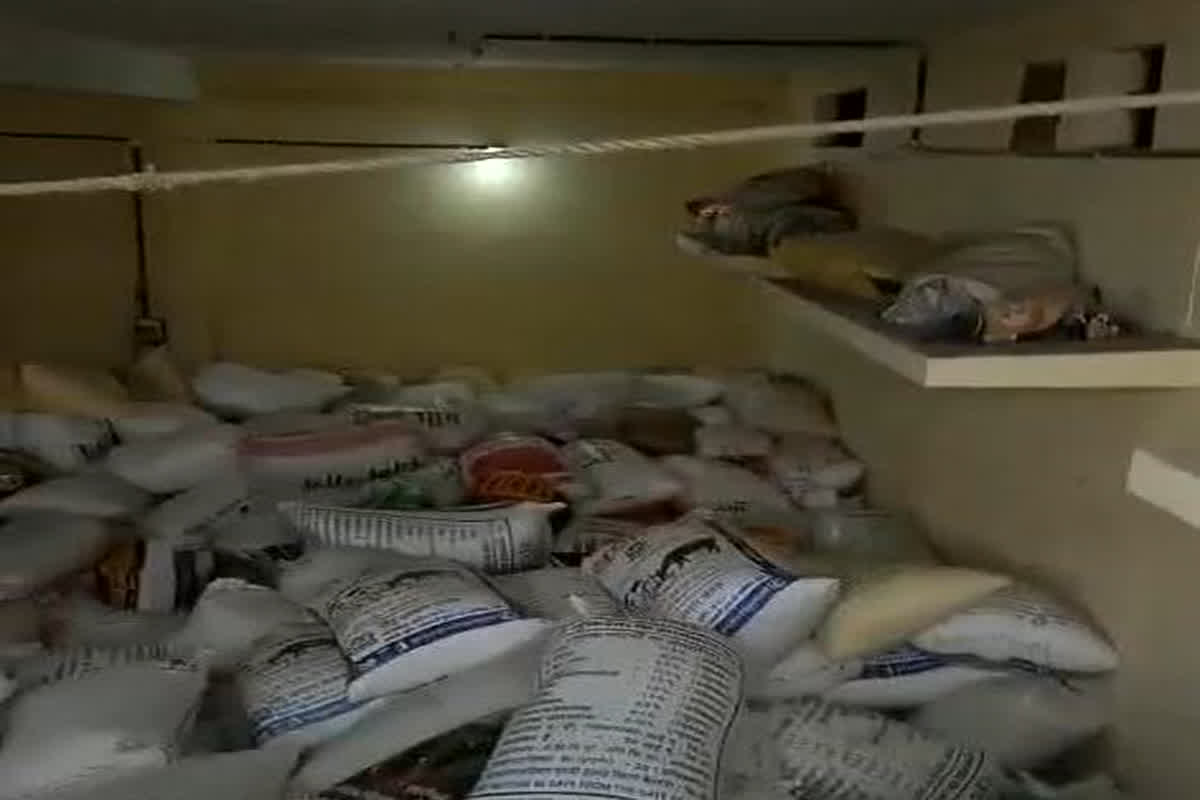Indore Food Theft: बेखौफ हुए चोर, गोडाउन का शटर काटकर चुरा ले गए गेहूं चावल की बोरियां, मामले में अधिकारियों की लापरवाही आई सामने
