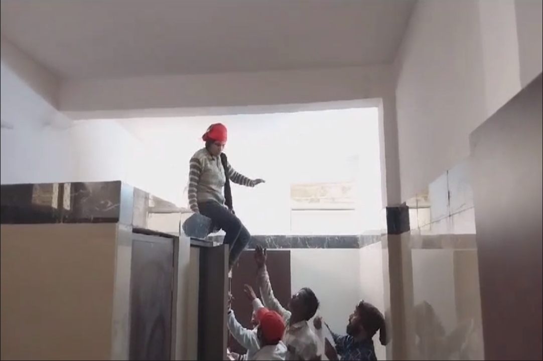 Girl Locked Video in Toilet : युवती गई टॉयलेट, बाहर से किसी ने दरवाजा कर​ दिया बंद, फिर हुआ ये कांड
