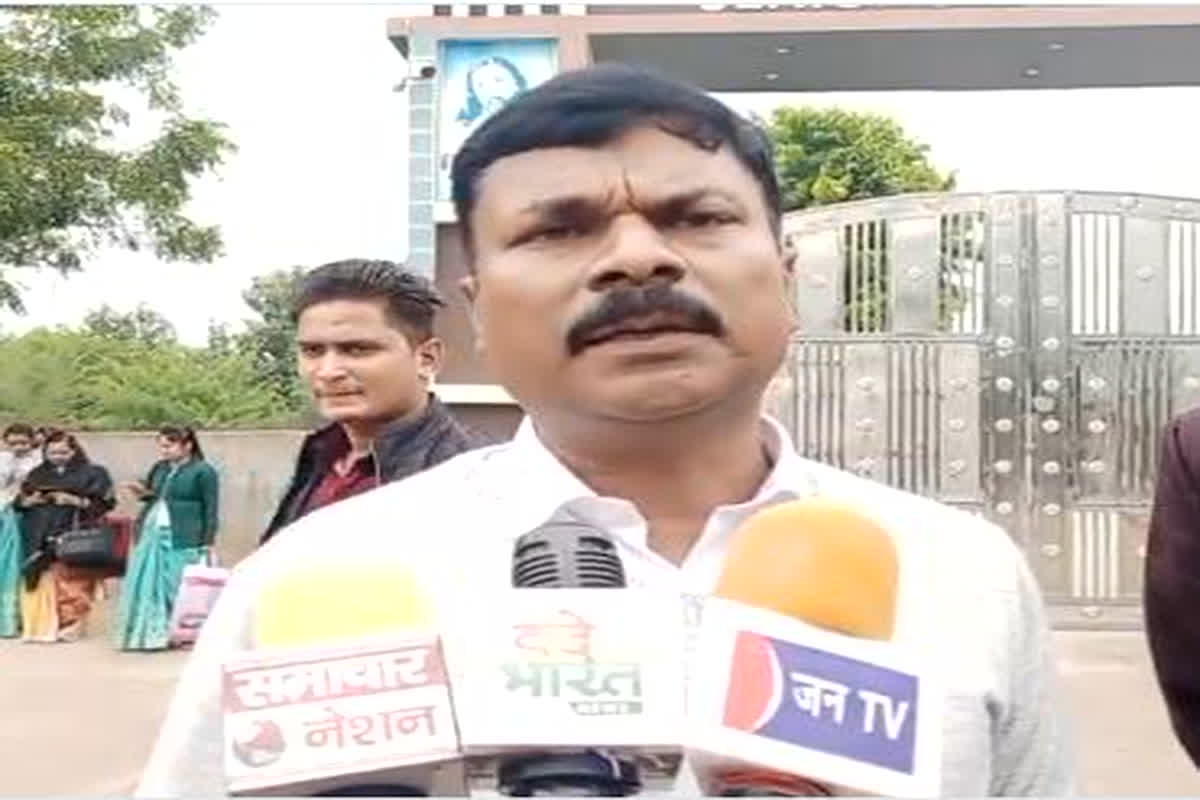 Jhansi News: जय श्री राम बोलने पर 4 छात्रों को किया निष्कासित, मामले में सोशल मीडिया पर जमकर हो रहा विरोध