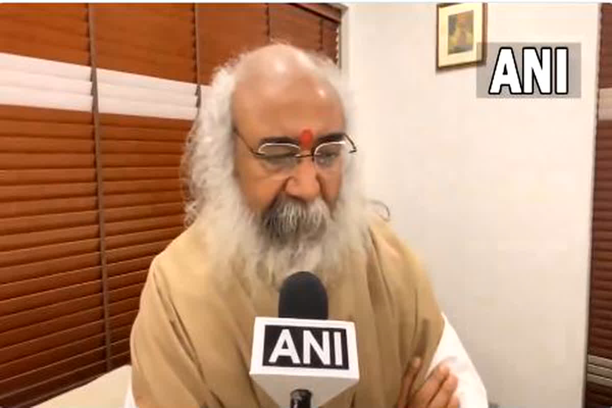 DMK नेता ने हिंदी पट्टी को ‘गौमूत्र राज्य’ कहा, आचार्य प्रमोद बोले- ऐसी हरकतें रहीं तो सांड वाले राज्यों में भी जीतेगी भाजपा