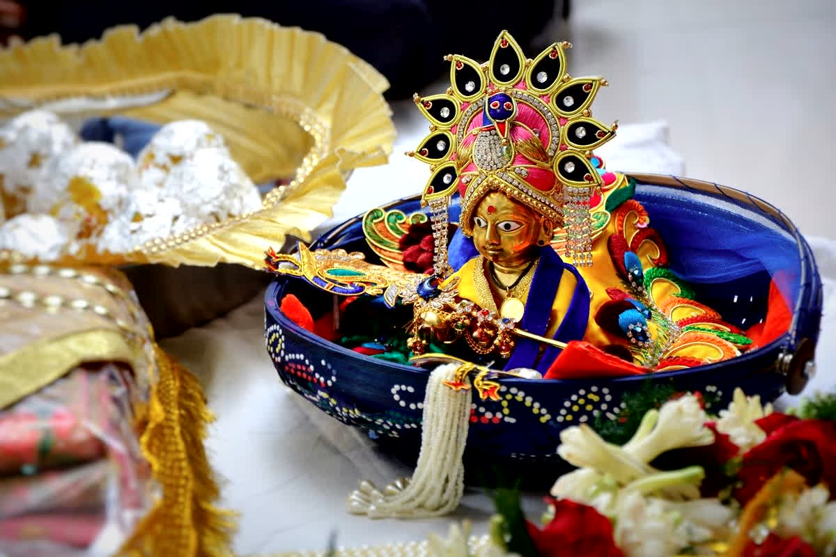 Laddu Gopal Seva Niyam: घर में भूलकर भी लड्डू गोपाल को न छोड़े अकेला, जानें सेवा से जुड़े जरूरी नियम