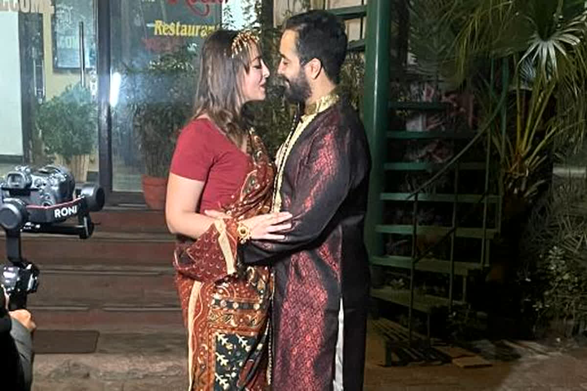 French couple Marry in Taj: फ्रेंच कपल ने आगरा में भारतीय ​रीति रिवाज से लिए सात फेरे, इंग्लिश में समझे एक-एक मंत्र