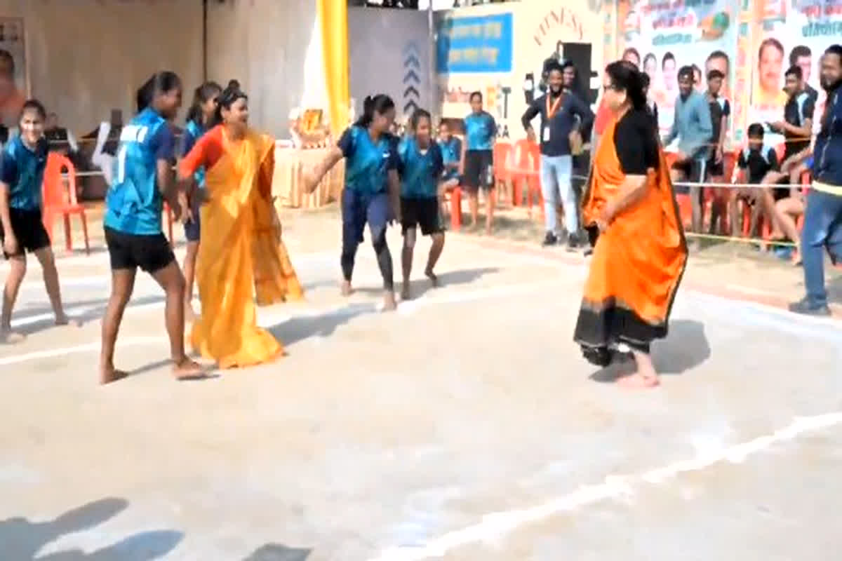 Mayor Pramila Pandey Video: कबड्डी के मैदान में उतरीं BJP मेयर, वीडियो में जोश देखकर आप भी रह जाएंगे दंग…