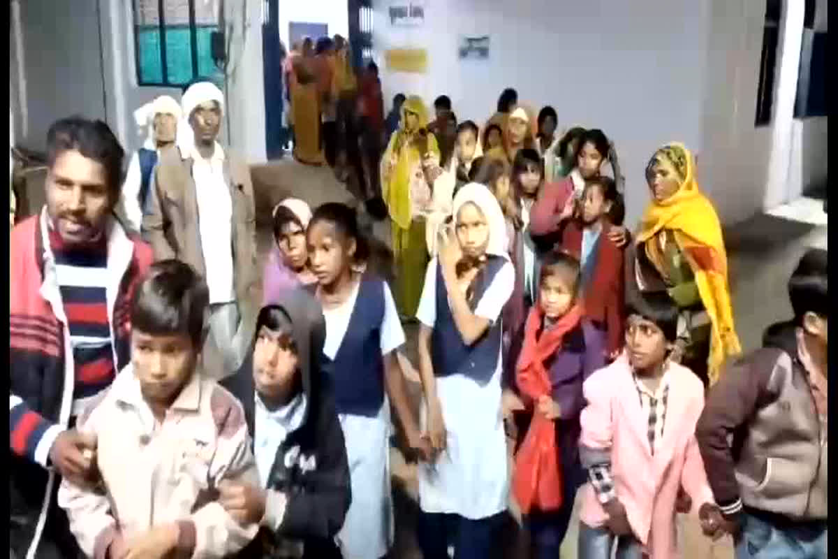 Panna News: स्कूल में अचानक एक साथ बिगड़ी तीन दर्जन से ज्यादा बच्चों की तबीयत, मचा हड़कंप, परिजनों ने लगाए गंभीर आरोप