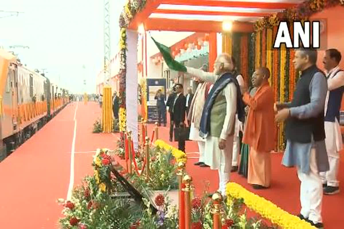 प्रधानमंत्री नरेंद्र मोदी ने अयोध्या में बने ‘महर्षि वाल्मिकी एयरपोर्ट अयोध्या धाम’ का उद्घाटन कर दिया है।साथ ही वंदे भारत ट्रेन और अमृत भारत एक्सप्रेस ट्रेन को हरी झंडी भी दिखा दी है।