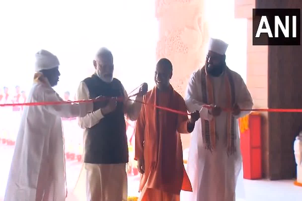 Swarved Mahamandir: वाराणसी को PM मोदी की बड़ी सौगात, दुनिया के सबसे बड़े नवनिर्मित स्वर्वेद महामंदिर का किया उद्घाटन