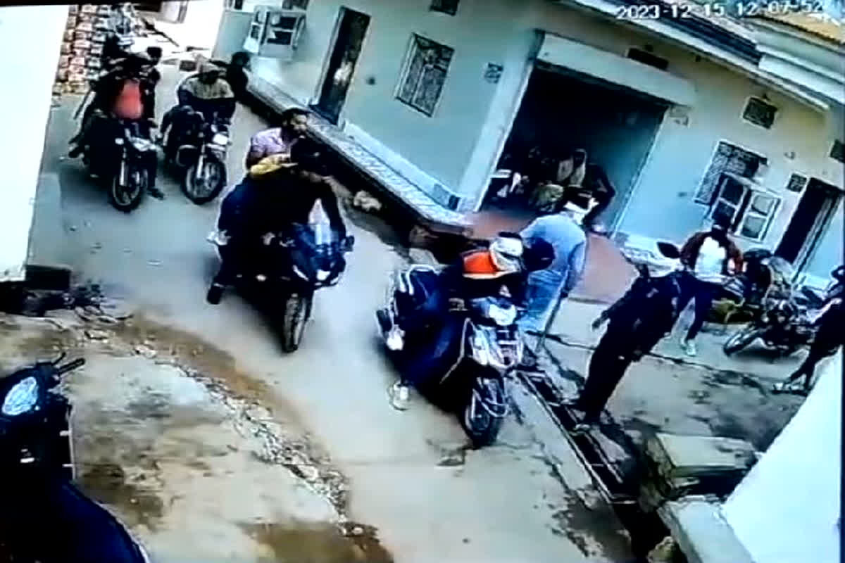 Morena Crime News: बदमाशों के खिलाफ शिकायत करना शख्स को पड़ा महंगा, दर्जनों बदमाशों ने युवक के घर पहुंचकर की ताबड़तोड़ फायरिंग