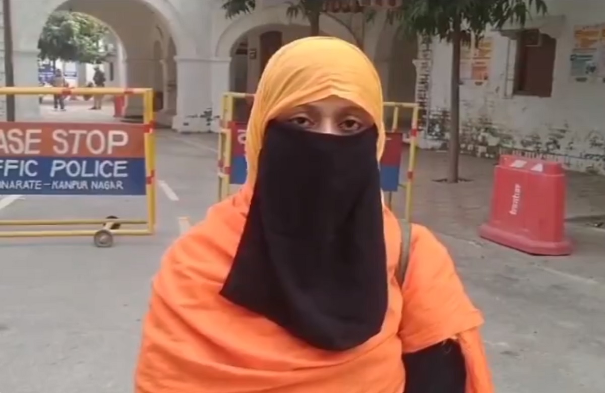 ‘अब मुस्लिम नहीं रह गई’, भगवा दुपट्टा ओढ़ी मुस्लिम महिला को शहरकाजी ने दी धमकी