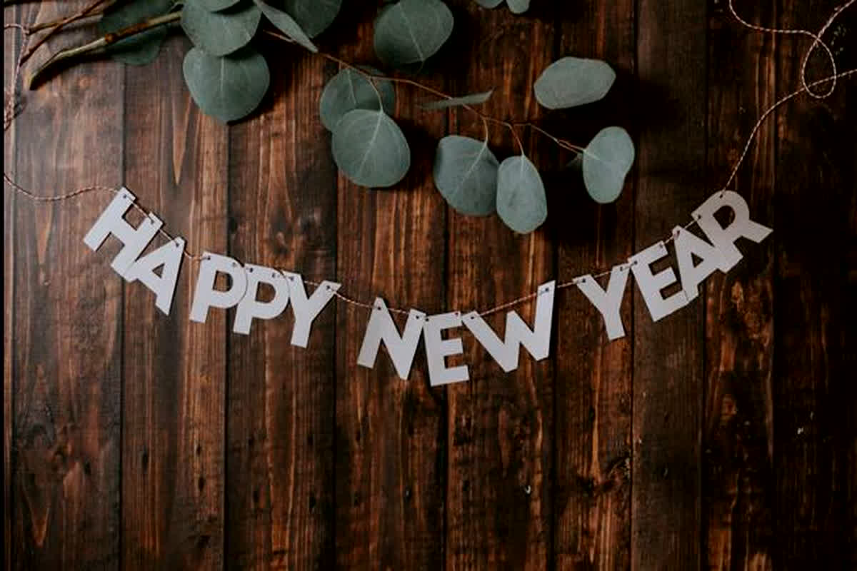 New Year 2024 Wishes: नए साल पर अपने करीबियों को भेजें ये खास बधाई संदेश, पढ़कर खुश हो जाएंगे सभी