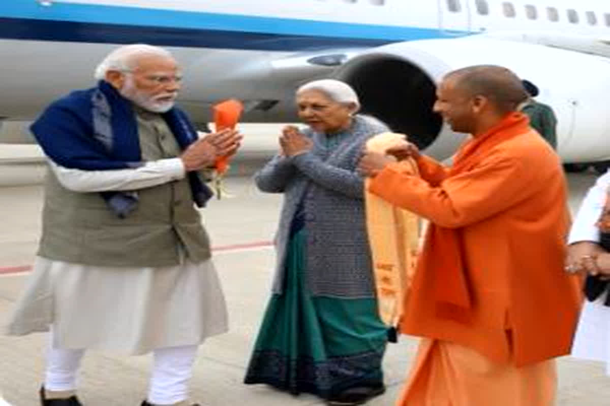 PM Modi Visit at Ayodhya: अयोेध्या पहुंचे पीएम मोदी, राज्यपाल आनंदीबेन पटेल और सीएम योगी आदित्यनाथ ने किया स्वागत