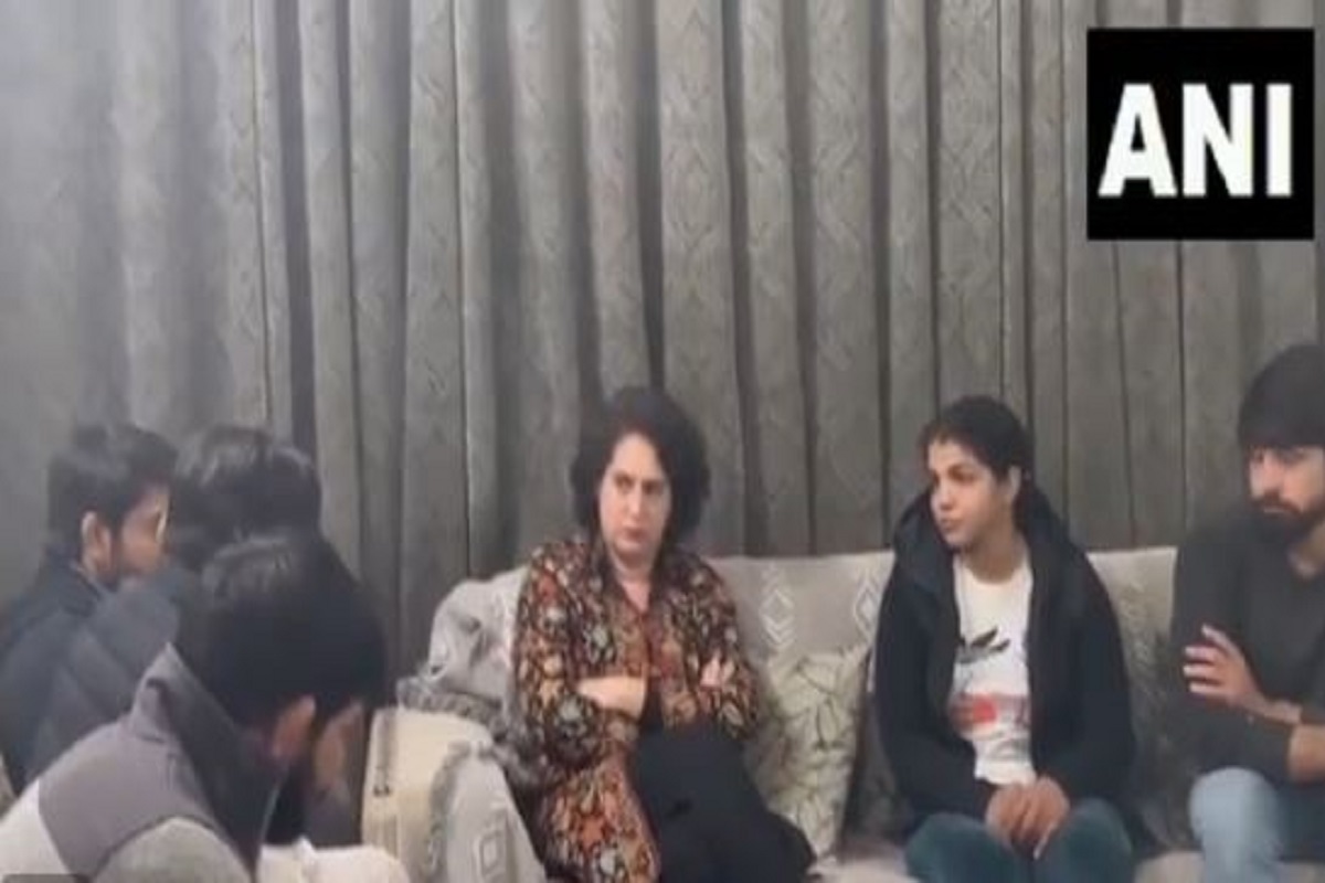 प्रियंका गांधी ने पहलवान साक्षी और बजरंग पुनिया से की मुलाकात, न्याय की जंग में समर्थन देने का आश्वासन