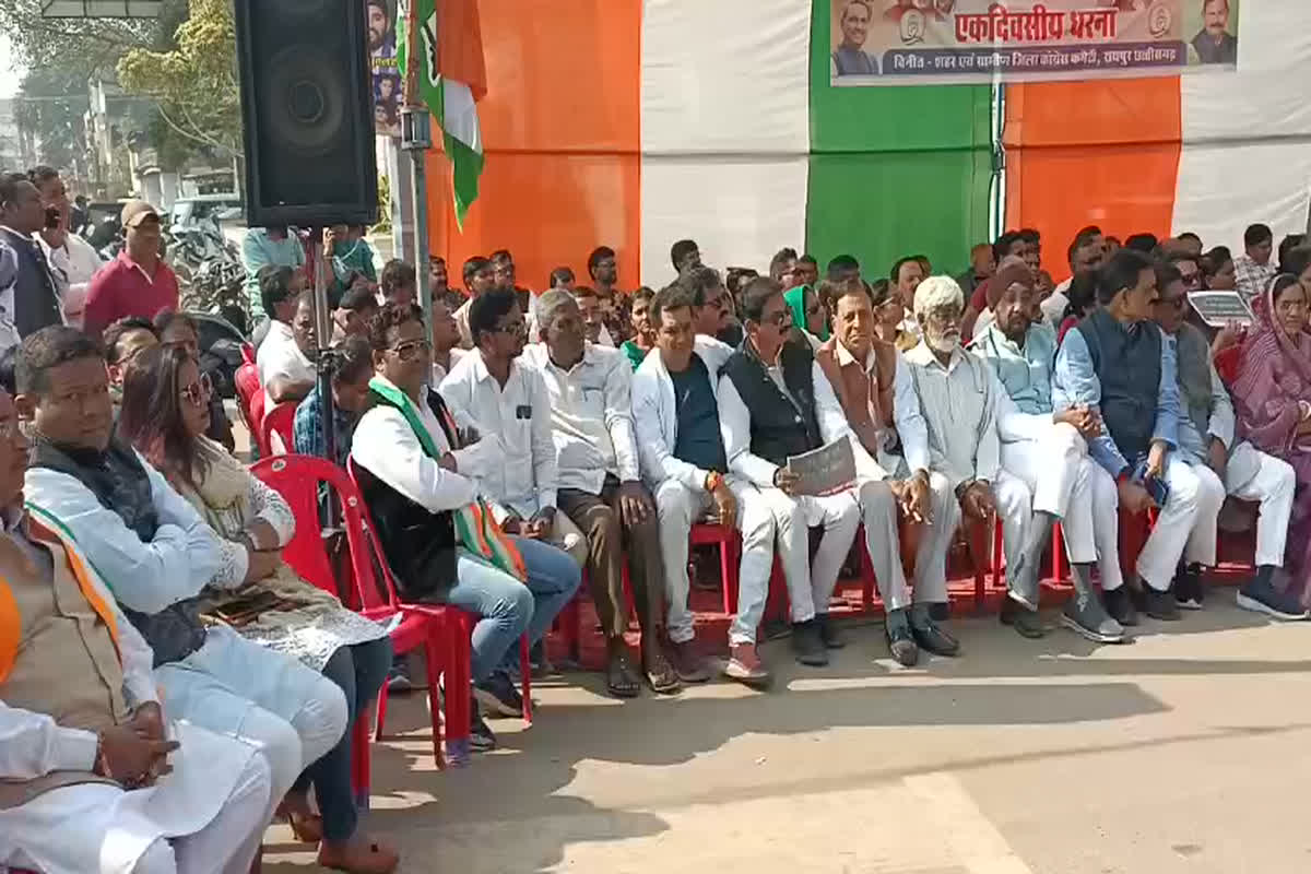 सांसदों के निलंबन का विरोध प्रदर्शन, सड़कों पर उतरे समाजवादी पार्टी के कार्यकर्ता, केंद्र पर साधा निशाना…