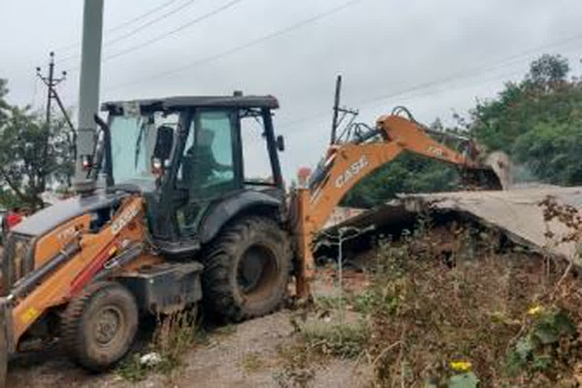 Raipur Bulldozer Action: तेजी से बढ़ रहा निगम का बुलडोजर, तीसरे दिन भी लगातार कार्रवाई जारी, सड़क बाधित न करें प्रशासन ने की अपील