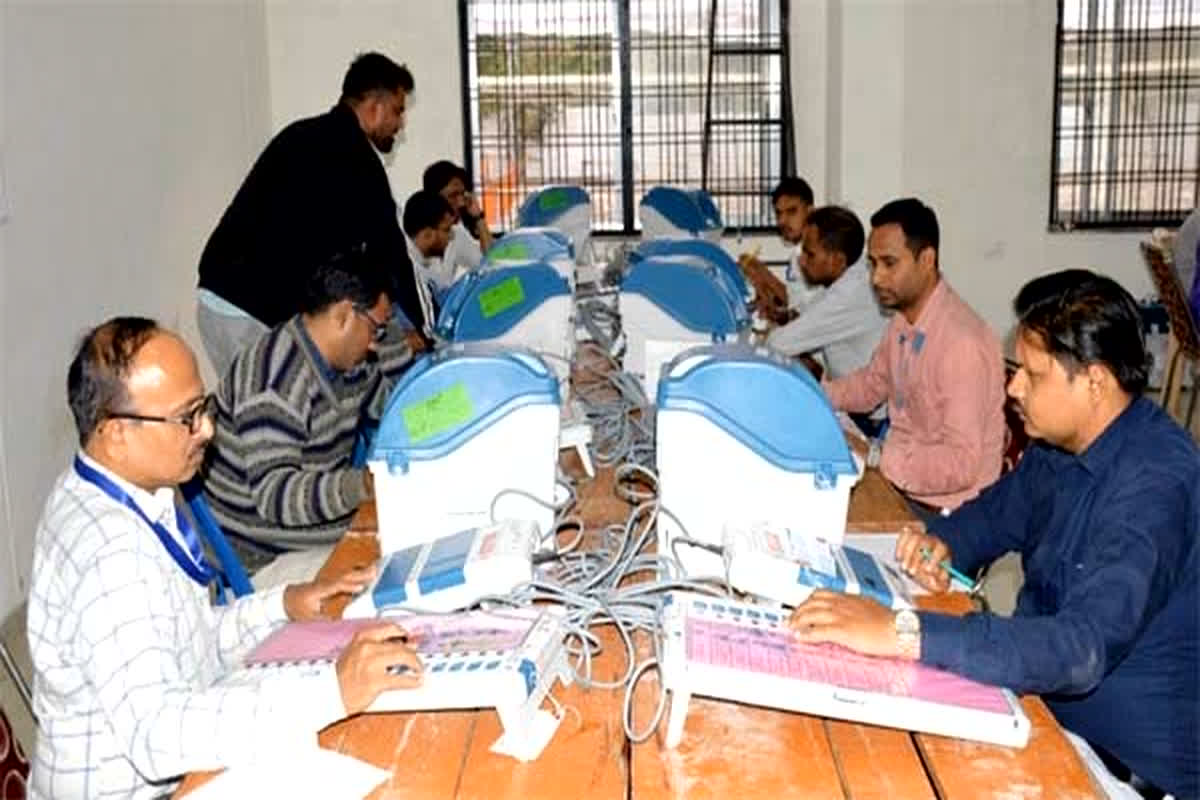 CG Assembly Election Vote Counting: मतगणना स्थल के बाहर भारी संख्या में पुलिस बल तैनात, कल खुलेगा राजधानी के 7 प्रत्याशियों के किस्मत का ताला CG Assembly Election Vote Counting: मतगणना स्थल के बाहर भारी संख्या में पुलिस बल तैनात, कल खुलेगा राजधानी के 7 प्रत्याशियों के किस्मत का ताला