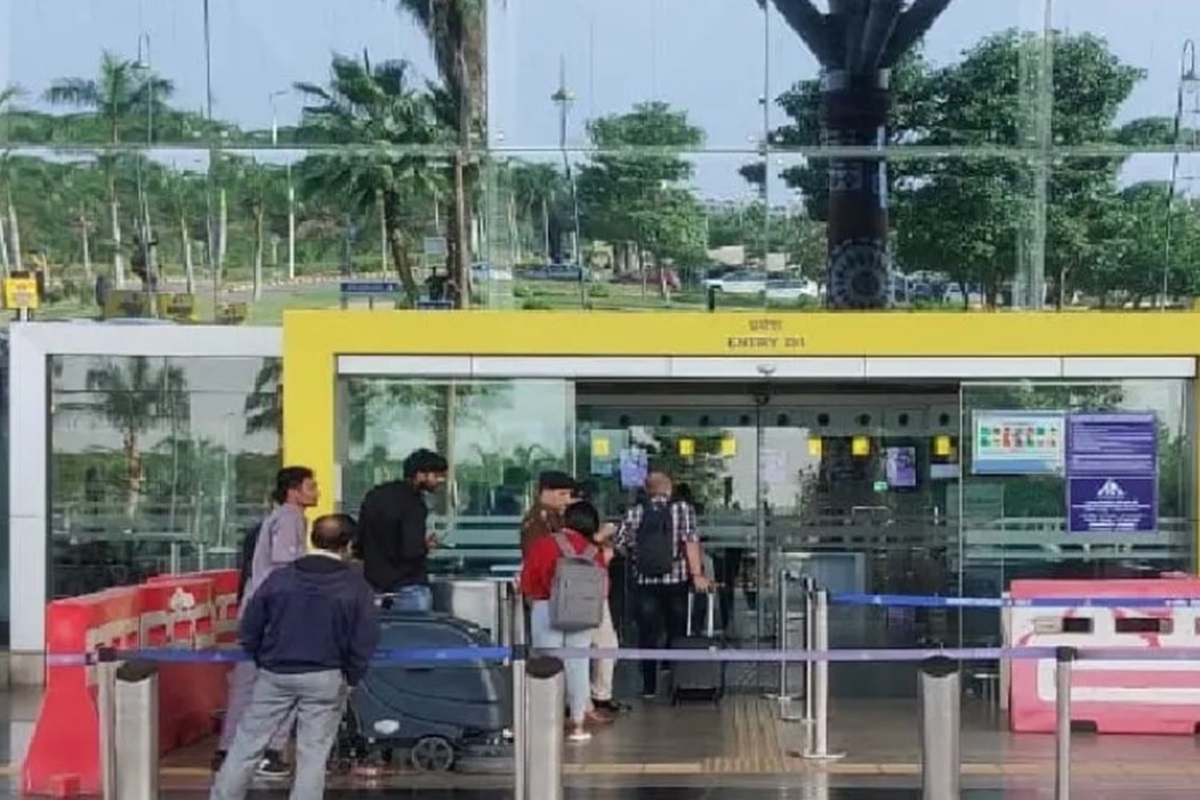 Raipur News: राजधानी एयरपोर्ट पर एक करोड़ का सोना बरामद, डीआरआई और आईटी आज करेगी पूरे मामले का खुलासा…