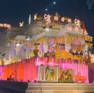 वहीं अयोध्या में अब रंग रोगन, साफ सफाई और कलाकृति का काम हर तरफ नजर आ रहा है। जिसे लेकर पूरे देशभर के लोगों में गजब का उत्साह है।