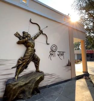 दीवारें टेराकोटा फाइन क्ले म्यूरल कलाकृतियों से सजी होंगी जो त्रेतायुग की याद दिलाएगी।