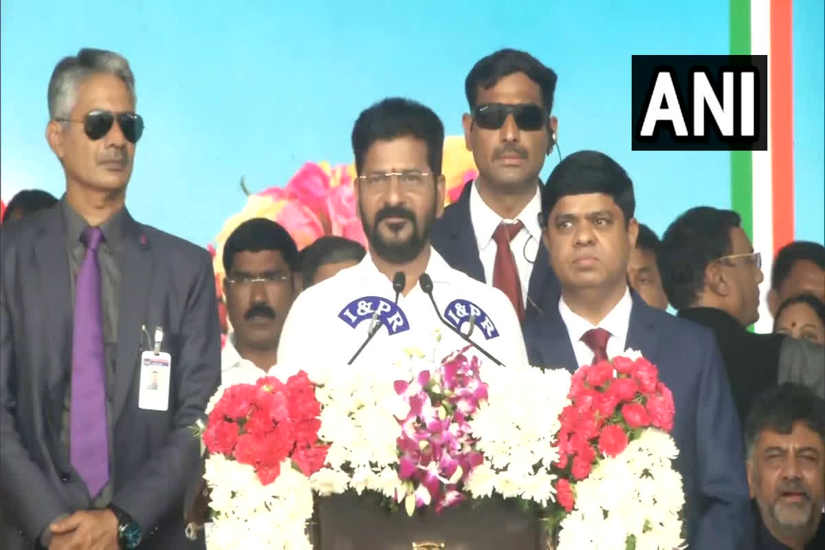 Telangana CM Swearing-In Ceremony: तेलंगाना में नए सरकार का शपथ ग्रहण, रेवंत रेड्डी ली सीएम पद की शपथ