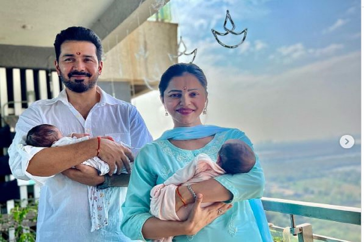Rubina Dilaik Daughter Photo: कैमरे के सामने आईं रुबीना दिलैक की जुड़वा बेटियां, पहली झलक देख बरस पड़ा फैंस का प्यार