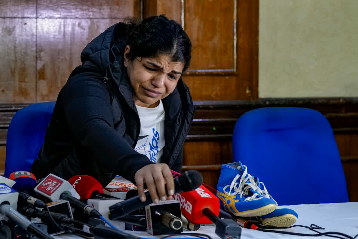 ओलंपिक पदक विजेता खिलाड़ी ने रोते हुए किया संन्यास का ऐलान, नए WFI चीफ बनते ही मचा घमासान