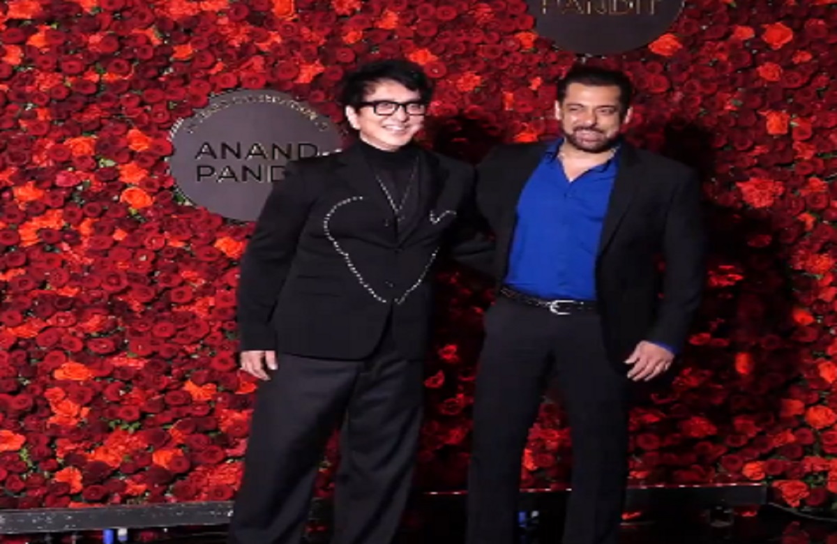 Salman Khan: फिल्म निर्माता आनंद पंडित के बर्थडे पार्टी में भाईजान ने की ग्रैंड एंट्री, पैपराजी के सामने स्वैग के साथ दिए पोज