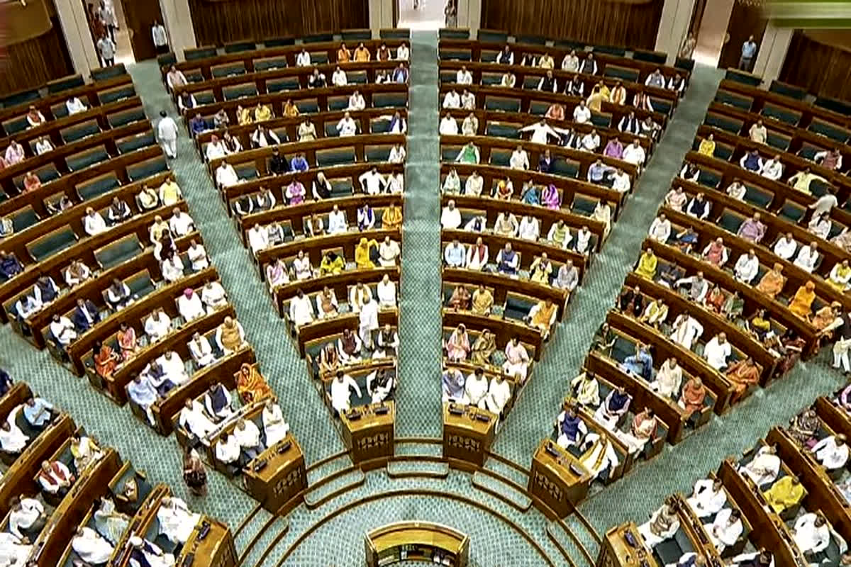 Parliament Security Lapse: संसद की सुरक्षा में चूक पर बड़ा एक्शन, लोकसभा सचिवालय ने 7 कर्मियों को किया निलंबित….