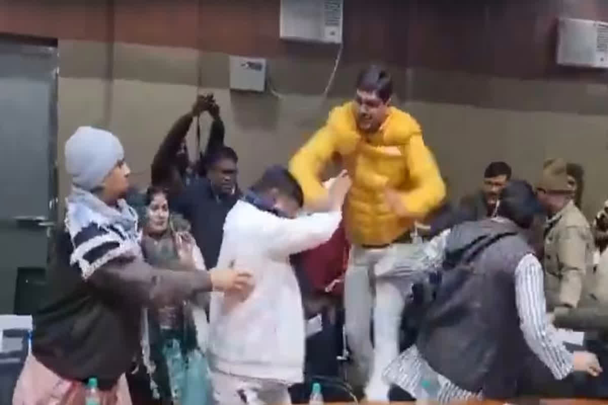 Shamli Municipality Fighting Video: समीक्षा बैठक के दौरान नेताओं के बीच जमकर हुई मारपीट, कुर्सी पर चढ़कर एक दूसरे पर बरसाए लात घुसे