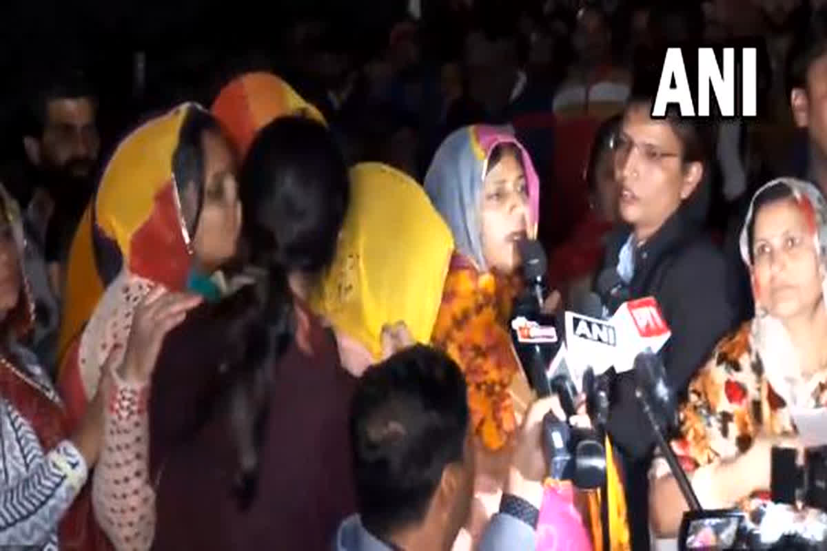 Shila Shekhawat Big Statement : ‘शेर को गीदड़ों ने धोके से मारा है’… सुखदेव सिंह गोगामेड़ी की पत्नी के बयान ने उड़ाई प्रशासन की नींद