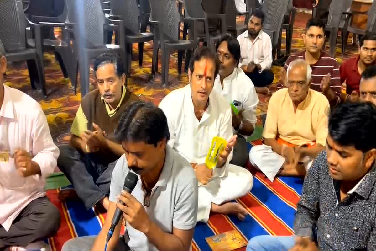 CG Vidhan Sabha Chunav Result: काउंटिंग से पहले भगवान की शरण में पहुंचे विधायक, जीत के लिए कर रहे हनुमान चालीसा का पाठ…