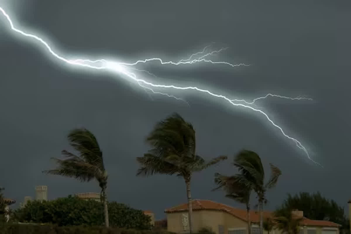 Cyclone Michaung Update: चक्रवाती तूफान दिखा रहा रौद्र रूप, अब तक 17 लोगों की मौत, इन इलाकों में बढ़ा खतरा…