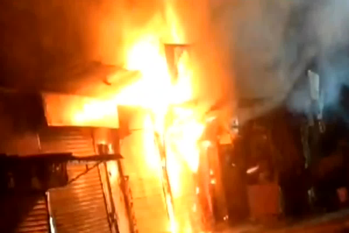 Khargone Shop Fire: देऱ रात हुआ जोरदार धमाका, एक साथ 4 दुकानों में लगी भीषण आग, जलकर राख हुआ लाखों का सामान