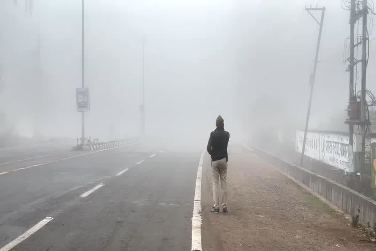 MP Weather: ठंड से कोहरे का सितम जारी, नए साल के तीसरे दिन भी घने कोहरे से वाहन चालक परेशान