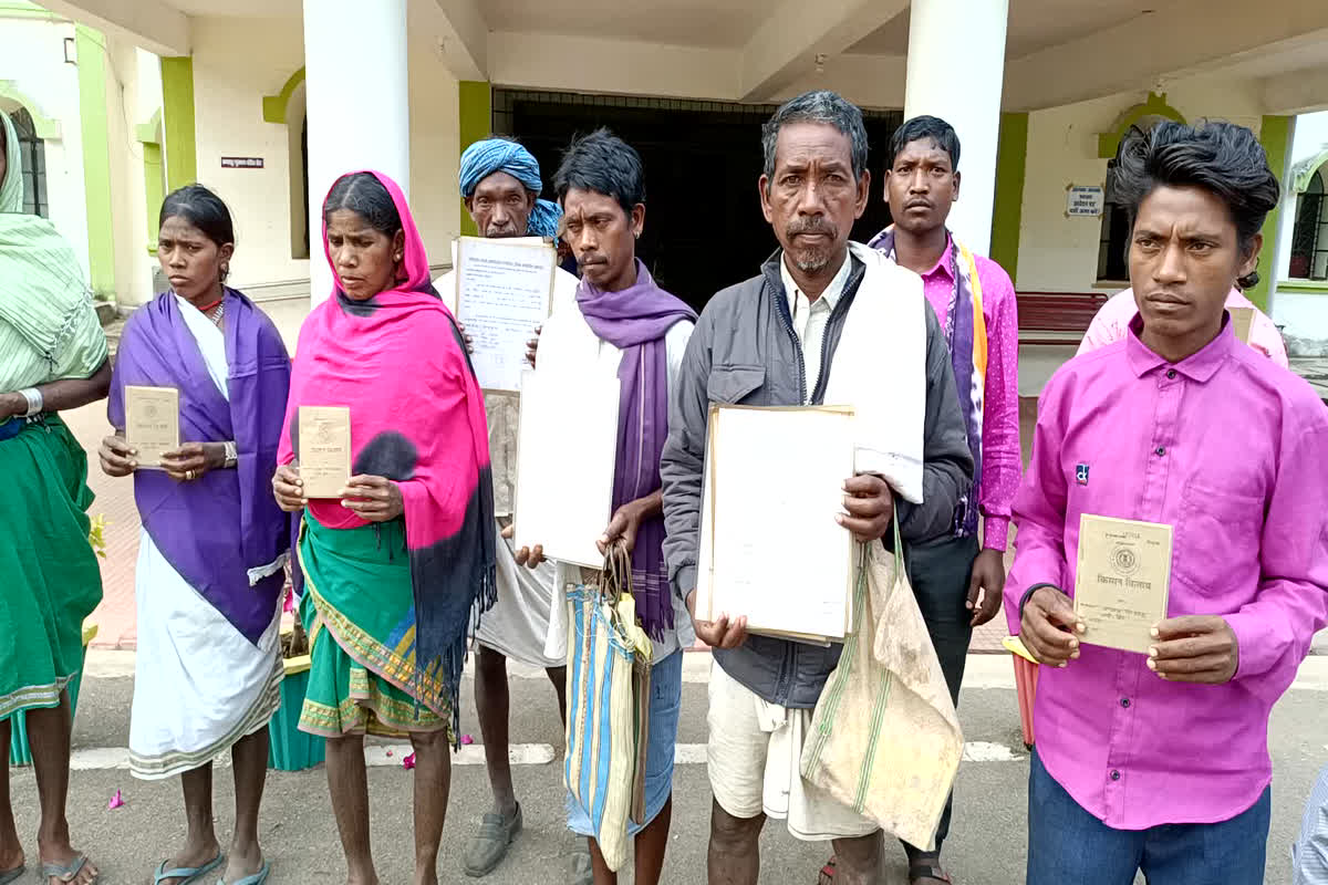 Kawardha Adivasi Baiga News: जमीन का पट्टा मिलने के बावजूद मालिकाना हक को तरस रहे आदिवासी बैगा, आस लेकर पहुंचे कलेक्ट्रेट