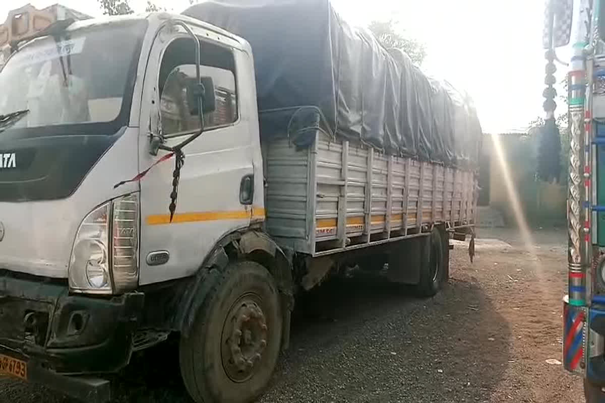 Saraipali News: अंधेरे का फायदा उठाकर आरोपी कर रहे थे धान का अवैध परिवहन, प्रशासन की टीम ने कार्रवाई करते हुए धान से भरा ट्रक किया जब्त