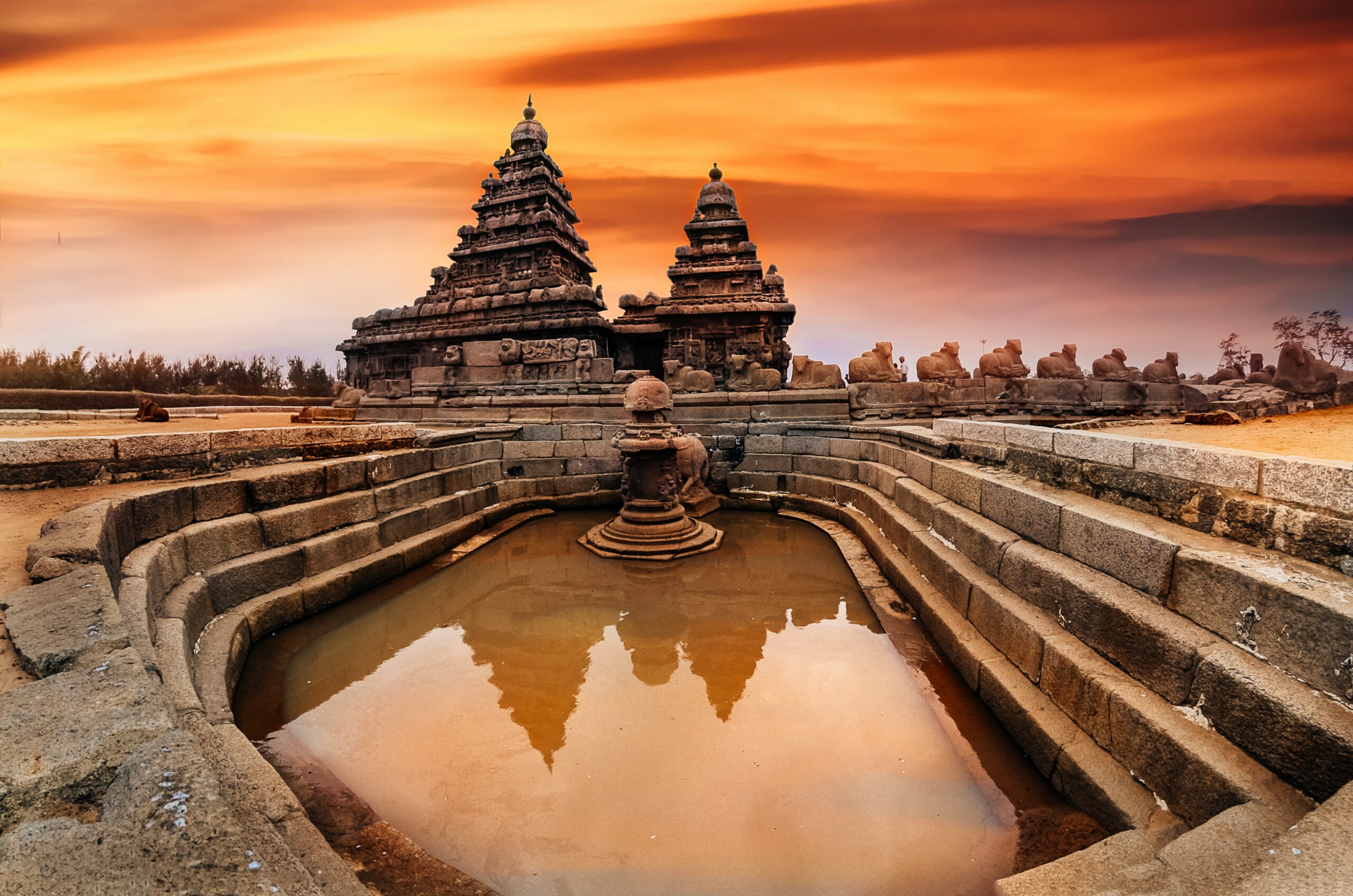 महाबलीपुरम भारत के तमिलनाडु राज्य में बंगाल की खाड़ी के साथ कोरोमंडल तट पर स्थित महाबलीपुरम देश का एक ऐतिहासिक और लोकप्रिय पर्यटन स्थल है। महाबलीपुरम को अपने मंदिरों और रॉक-कट गुफाओं के लिए जाना जाता है। यही कारण है कि इस जगह पर हर साल लाखों सैलानी आते हैं। महाबलीपुरम किसी ज़माने में एक प्रमुख बंदरगाह हुआ करता था पर वर्तमान में एक यूनेस्को की विश्व धरोहर है। गुफा मंदिरों, स्थापत्य के चमत्कारों और सूर्यास्त को देखने के लिए लोग इस जगह पर आते हैं।
