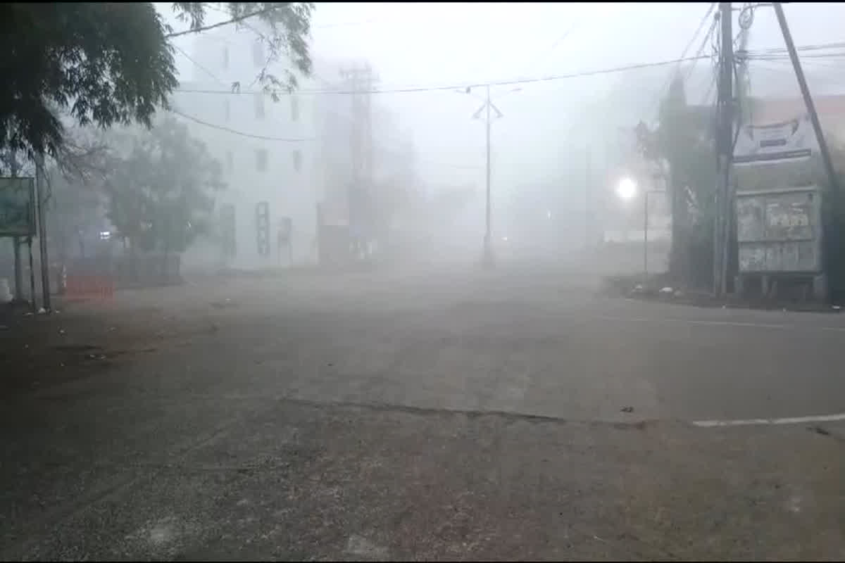 Jabalpur Weather: ठंड का प्रकोप जारी, बीते 24 घंटे में 2 डिग्री नीचे लुढ़का पारा, अलाव और चाय की चुस्कियों का सहारा ले रहे लोग