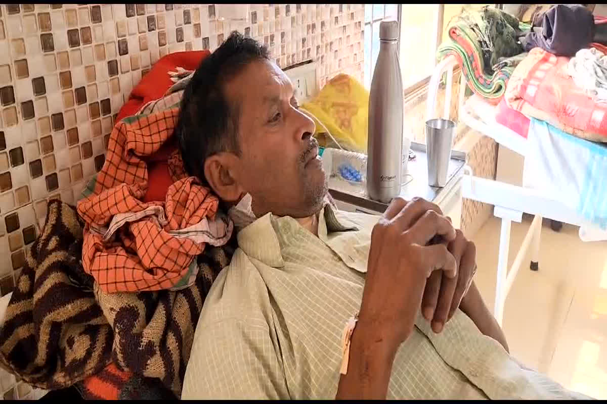 Father Son Attacked: बेखौफ हुए बदमाश, घर पर सो रहे पिता-पुत्र पर किया जानलेवा हमला, हमले में घायल शख्स ने पुलिस को बताई आपबीती, ये है पूरा मामला